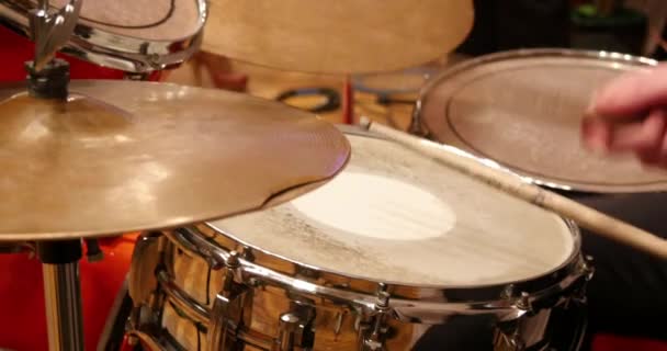 Професійний барабанщик грає музику — стокове відео