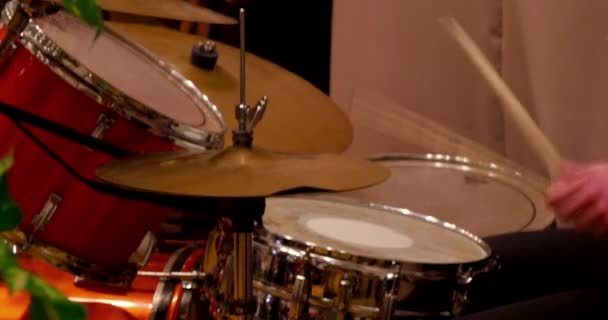 Profesionální bubeník hraje hudba — Stock video