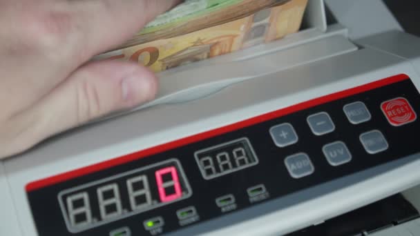 Moneda euro en la máquina contadora de dinero — Vídeo de stock