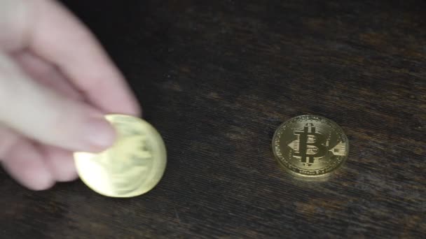 Bitcoins de ouro em uma mesa de madeira — Vídeo de Stock