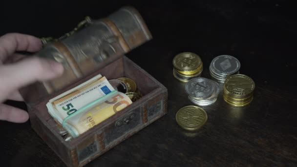 Bitcoin, eurobankbiljetten en gouden btc munten op de schatkamer — Stockvideo
