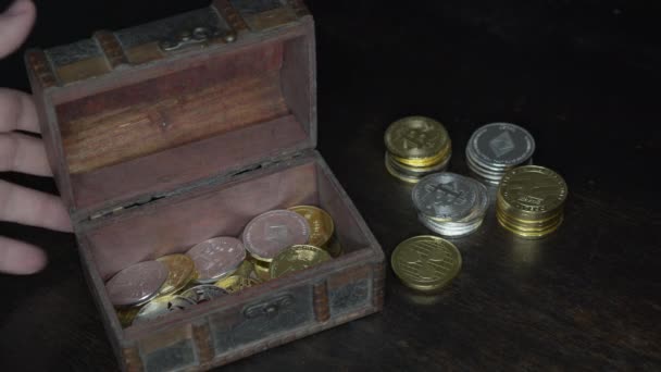 Goldene Bitcoin-Münzen im Schatz — Stockvideo