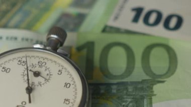 Kronometre banknot katmanının ortasında duruyor.
