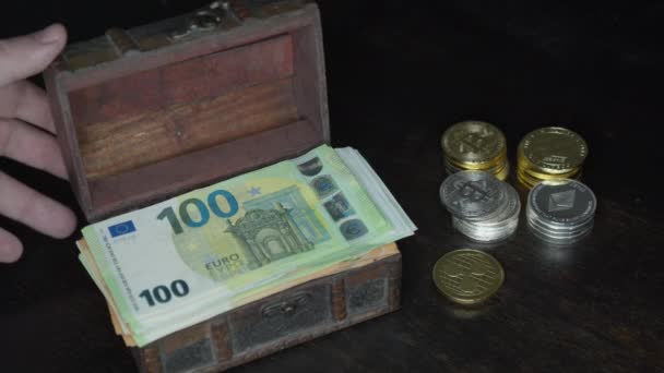 Bitcoin, Euro-Banknoten und goldene Btc-Münzen auf Schatzsuche — Stockvideo