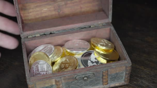 Bitcoin, banknoty euro i złote monety btc na skarbcu — Wideo stockowe