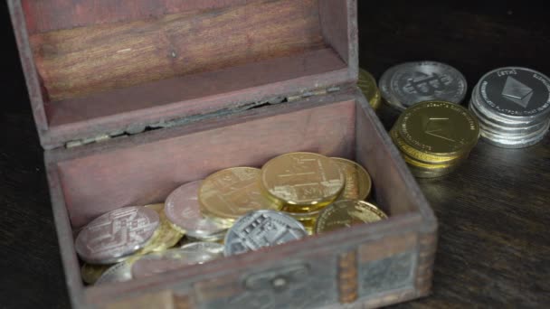 Arany és ezüst érmék bitcoin — Stock videók