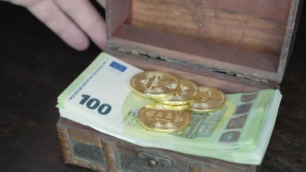 Criptomonedas en forma de monedas en un paquete de euros — Vídeos de Stock