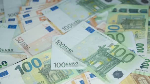 Monedas de criptomonedas depositadas en los billetes en euros — Vídeos de Stock