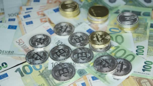 Eurobiljetten en gouden Bitcoins — Stockvideo