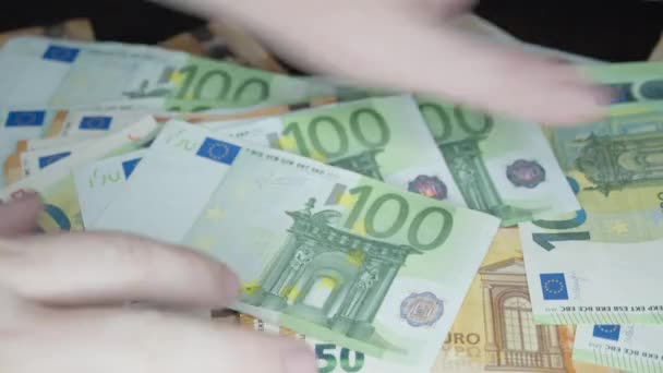Op de eurobankbiljetten liggende cryptomuntstukken — Stockvideo