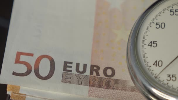 Stopky s eurobankovkami na pozadí — Stock video