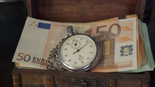Cronometro con banconote in euro sullo sfondo — Video Stock