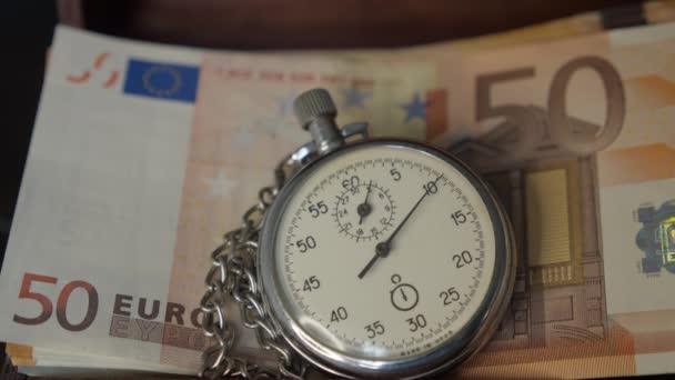 Close-up van de stopwatch voor eurobankbiljetten — Stockvideo