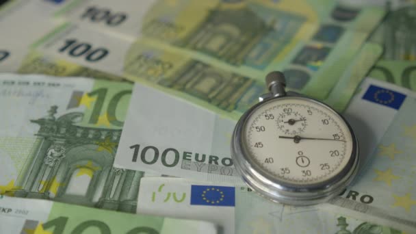 Close-up de cronômetro na frente de notas de euro — Vídeo de Stock