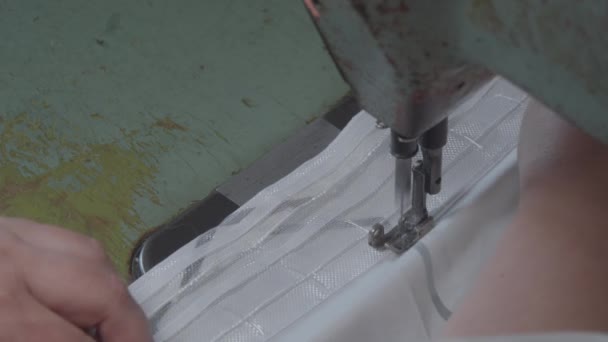 Vrouwen handen achter haar naaimachine — Stockvideo