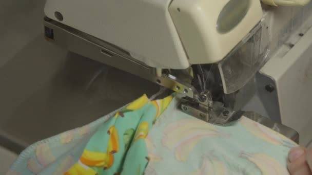 Máquina de coser industrial Serger Overlock de cinco hilos — Vídeos de Stock