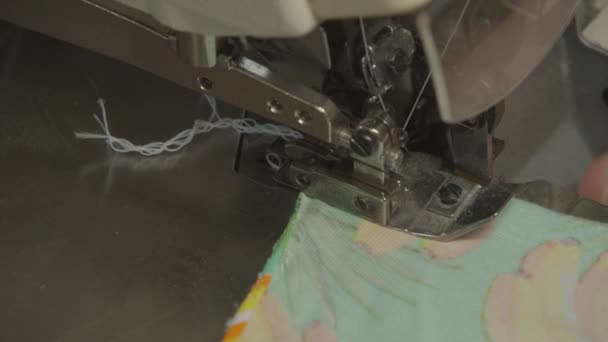 Máquina de coser industrial Serger Overlock de cinco hilos — Vídeo de stock