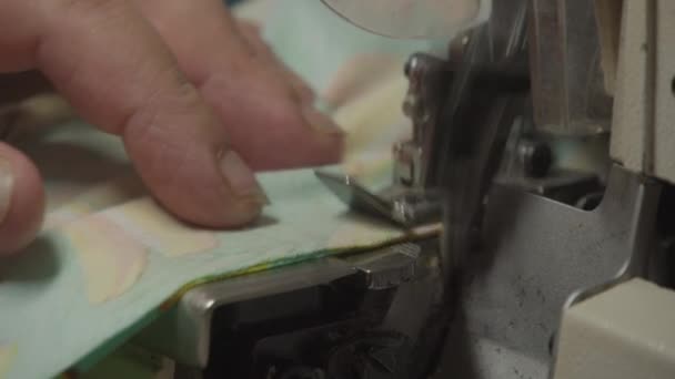 Máquina de coser industrial Serger Overlock de cinco hilos — Vídeo de stock