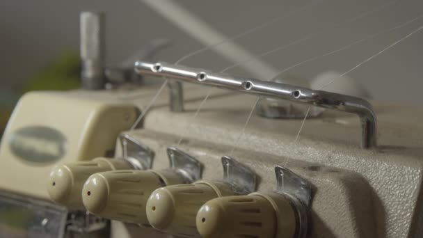 Máquina de coser industrial Serger Overlock de cinco hilos — Vídeos de Stock