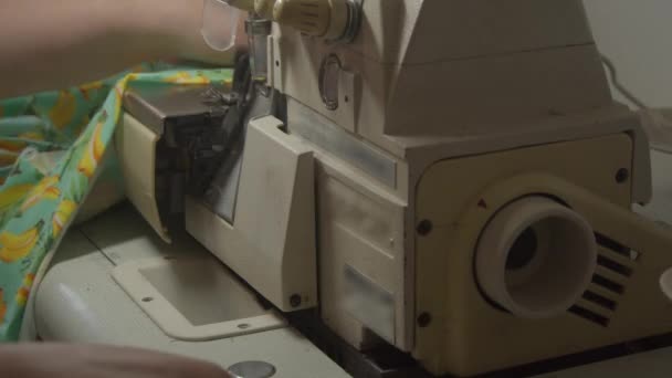 Vijf draden industriële Serger overlock naaimachine — Stockvideo