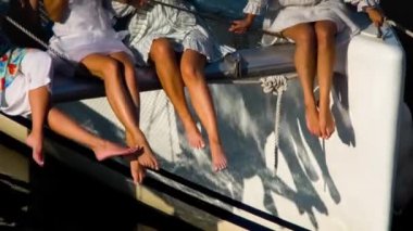 Yat güvertesinde oturan arkadaşlar