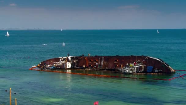 Scheepswrak van een tanker Delfi aan de Zwarte Zeekust — Stockvideo