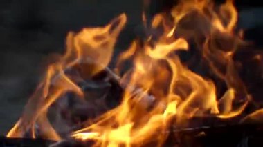 Cehennem alev kavramı kadar sıcak, kıvılcımlar saçan soyut ateş dokusu.