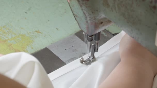 Vrouwen handen achter haar naaimachine — Stockvideo