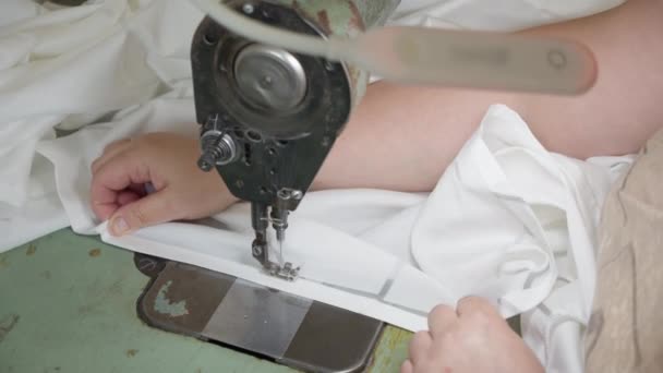 Las manos de las mujeres detrás de su máquina de coser — Vídeo de stock