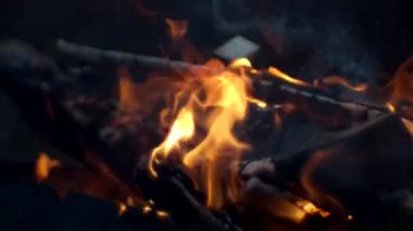 Kıvılcımlar saçan soyut ateş dokusu