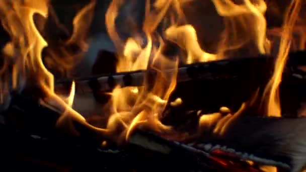 Gorąco jak w piekle koncepcja płomienia, abstrakcyjna piękna faktura ognia z płatkami iskry — Wideo stockowe