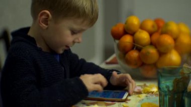 Akıllı telefonda mobil oyun oynayan çocuk