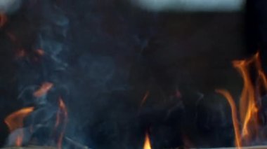 Cehennem alev kavramı kadar sıcak, kıvılcımlar saçan soyut ateş dokusu.