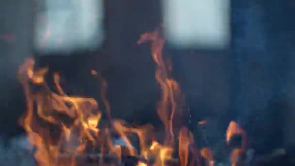 Horké jako peklo plamen koncept, abstraktní krásné ohnivé textury s vločkami jiskry — Stock video