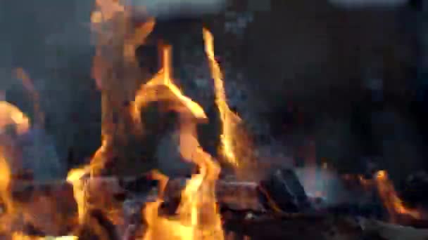 Horké jako peklo plamen koncept, abstraktní krásné ohnivé textury s vločkami jiskry — Stock video