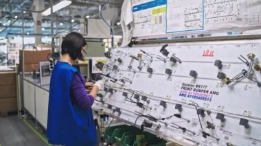 İnsanlar modern atölyede çalışıyor.