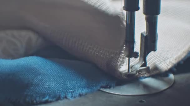 Naaimachine voet op materiaal met schroefdraad naald — Stockvideo