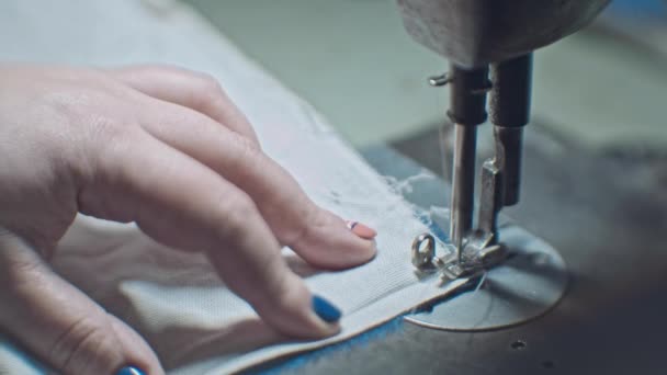 Máquina de coser pie en material con aguja roscada — Vídeos de Stock