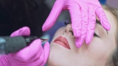 Kozmetik uzmanı kalıcı makyaj yapıyor