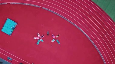 Egzersiz yapan bir grup kadın.