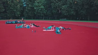 Egzersiz yapan bir grup kadın.