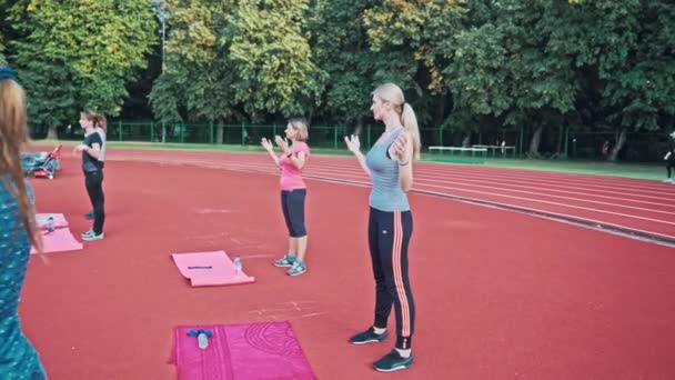 Teamwork van groep vrouwen die oefeningen doen — Stockvideo