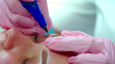 Kalıcı Kalıcı Kaşlara Makyaj Uygulayan Kozmetikçi