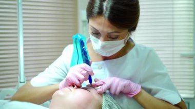 Kalıcı Kalıcı Kaşlara Makyaj Uygulayan Kozmetikçi