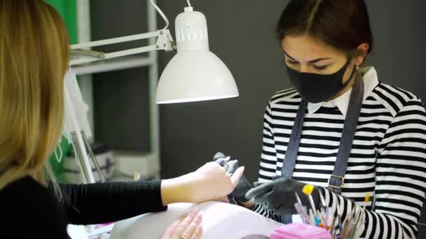Mujer en un salón de uñas recibiendo una manicura — Vídeos de Stock