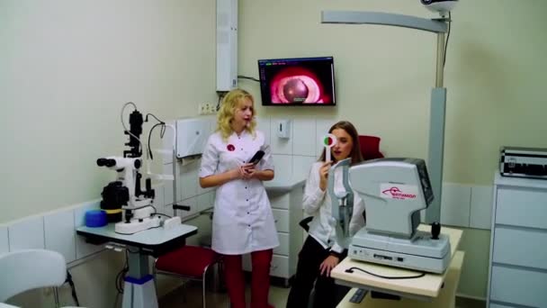 Augenarzt untersucht Patientin — Stockvideo