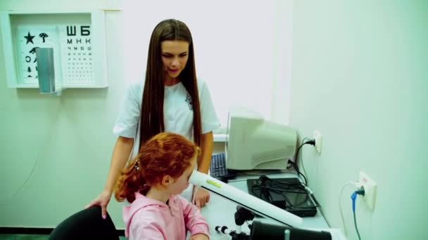 Optometrist Opticien Doctor onderzoekt patiënt — Stockvideo