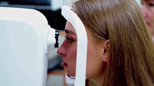 Optometrist Opticien Doctor onderzoekt patiënt — Stockvideo