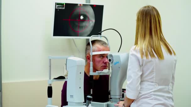 Optikeroptiker Doktorn undersöker patienten — Stockvideo