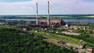 Termik santralin borularının hava görüntüsü